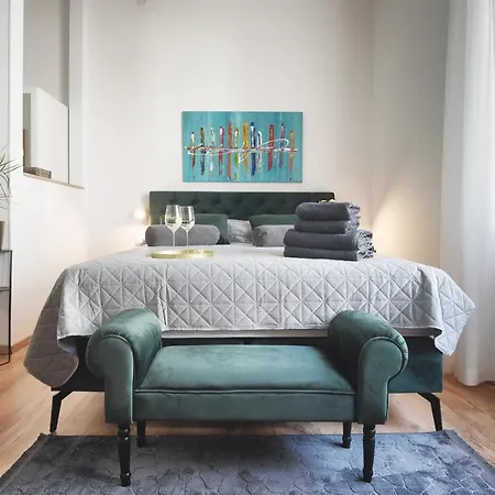 Emi Luxury Pula