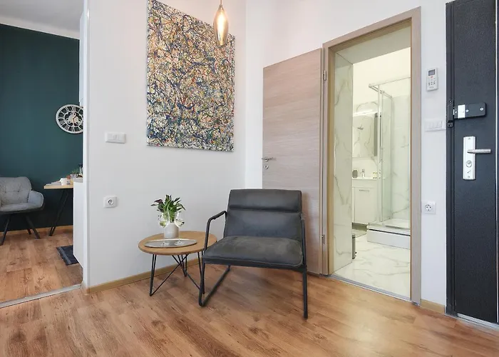 Emi Luxury Pula