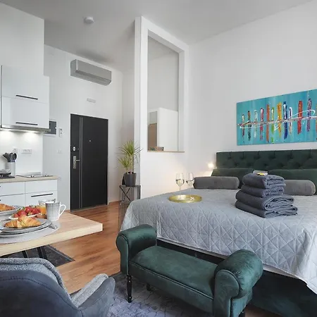 Emi Luxury 4* פולה