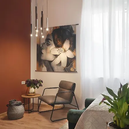 Emi Luxury Apartmanhotel Póla