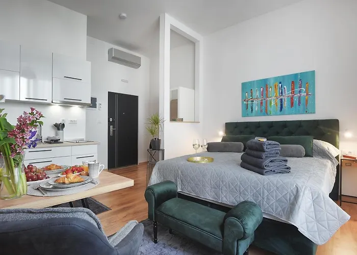 Emi Luxury 4* 풀라