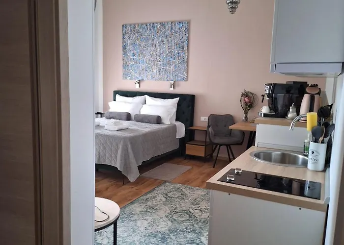 Emi Luxury 4* 풀라